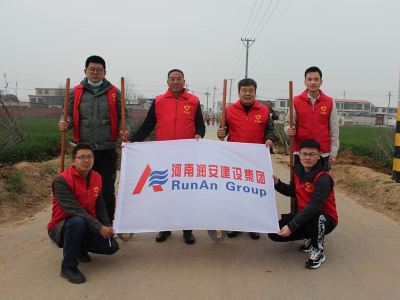 2022年，潤(rùn)安集團(tuán)深入寶蓮寺鎮(zhèn)二十里鋪村，助力人居環(huán)境整治。